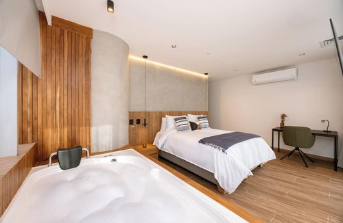 San Diego Apartment | Premium 1BR Apt with Jacuzzi & A/C in El Poblado