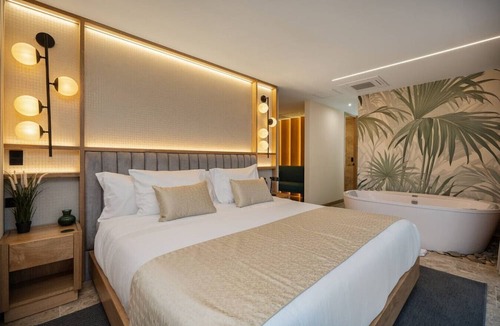 Zona Rosa Hotel | Luxury Suite with AC, Private Hot Tub & City View