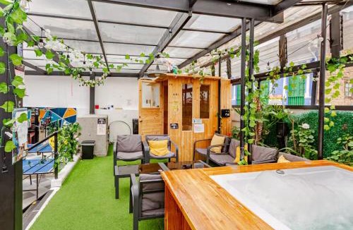 La Candelaria Hostel | Mao's Party Experiment