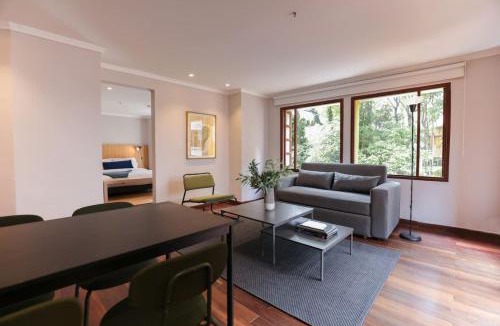 Financial District Apartment | Cosmopolitan Comfort Loft in Zona G 401
