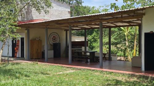 Puerto Triunfo House | Finca Monteverde en Doradal Piscina jacuzzi y naturaleza hasta 30 personas
