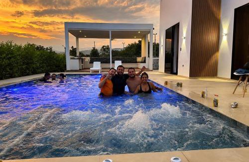 Melgar Villa | Villa privada para 20 huéspedes con piscina y jacuzzi