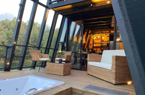 Guatape Ski Chalet | Stunning Lake House Horizonte, Jacuzzi, Amazing Views