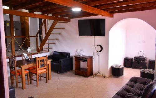 Marinilla House | Finca con Piscina gigante con jacuzzi para escapada brutal