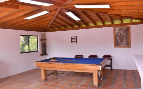Marinilla House | Finca con Piscina gigante con jacuzzi para escapada brutal