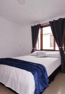 La Ceja House | Habitación con baño privado y cama nueva doble en parque principal