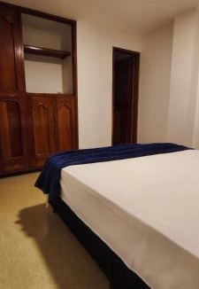 La Ceja House | Habitación con baño privado y cama nueva doble en parque principal