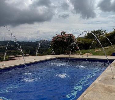 Los Santos House | Cabaña familiar con piscina y una gran vista