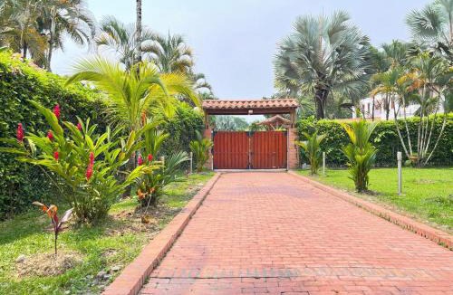 Guamal House | Casa en condominio campestre de Guamal con vista al Rio Camelias