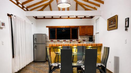 Villa de Leyva House | Cabaña familiar con 2 dormitorios y baños privados