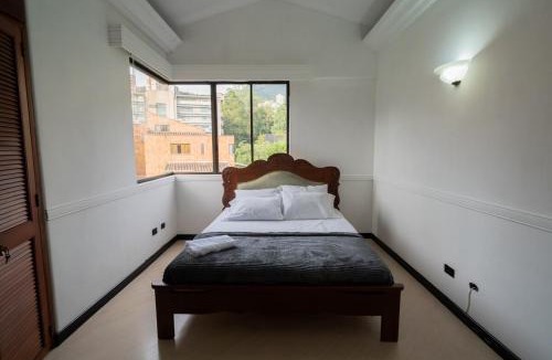 Las Lomas I Apartment | Apartamento amplio en El Poblado, cerca de Provenza