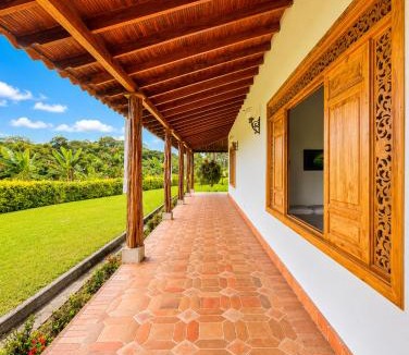 Montenegro Villa | Villa campestre en el Quindío con piscina, bbq, zonas verdes cerca al Parque del Café