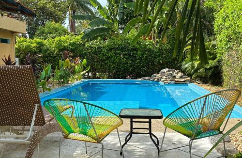 Ricaurte House | Jungle pool house Bird mural Ricaurte