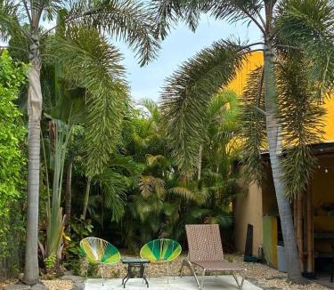 Ricaurte House | Jungle pool house Bird mural Ricaurte