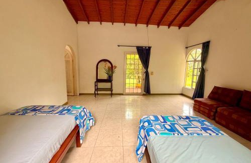 Sonson Villa | Villa Familiar con Piscina Privada, 8 min de Hacienda Nápoles, Santorini, Rio Claro