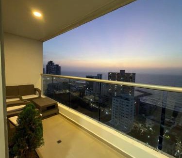 Marbella Apartment | Amplio y Lujoso Apartamento - Vista al mar y Cerca al centro PISO ALTO