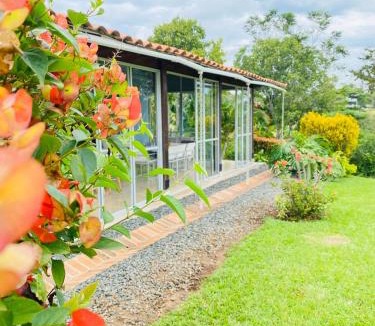 Cerritos House | Refugio Botánico en Cerritos pereira Jacuzzi y naturaleza