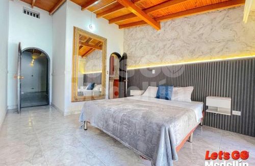 La Castellana House | Alojamiento en Medellín con piscina y jacuzzi privados - VIC by Lets Go