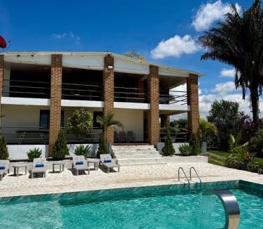 Pereira House | Nido Tangara - Finca Boutique Piscina y Vista - Pereira, Colombia