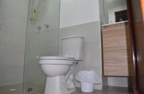 La Ceja House | Cama nueva doble con balcón cerca del parque principal
