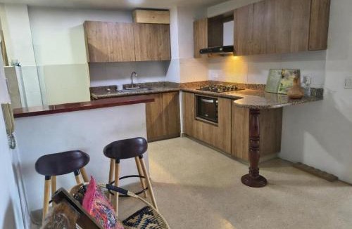 La Ceja House | Habitación con cama nueva doble y balcón privado cerca del parque principal