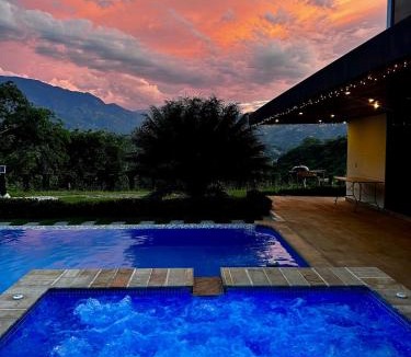 Sopetran Villa | Villa Cavil Jacuzzi con Calefaccion Cerca a Medellin