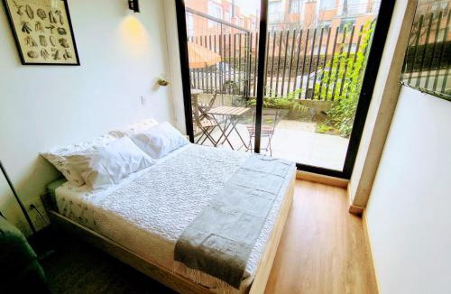 Quinta Paredes Apartment | Loft con jardín privado y Coworking cerca a Corferias y embajada EEUU
