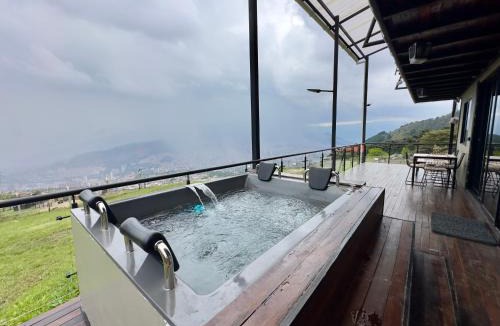 Bello Villa | Finca Privada San Félix - Jacuzzi, Vista a la Montaña y Atardecer Romántico