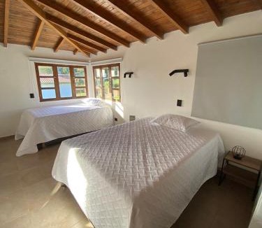 Medellin House | Habitación con baño privado en casa de campo ubicada en Santa Elena