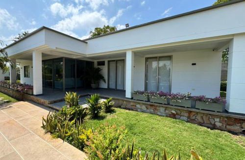 Sabanagrande Apartment | Villa de Lujo con Piscina y Jacuzzi Privado