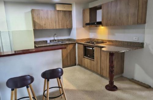 La Ceja House | Habitación con cama nueva doble y balcón privado cerca del parque principal