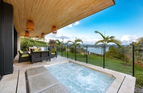 El Penol House | Villa al lado de la represa de Guatapé con jacuzzi y cancha de tennis privada