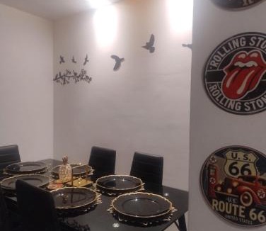 Yumbo House | Habitación King con baño privado, AC, cerca a centro de eventos, aeropuerto,zona bancaria y comercial