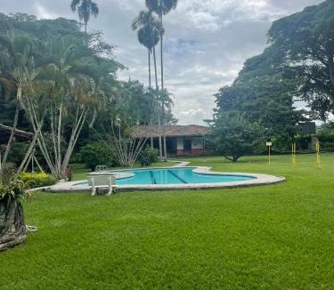 Guadalajara de Buga House | Casa Campestre con piscina Ideal para familias y grupos cerca de Buga