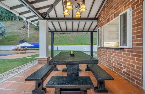 Copacabana House | Countryside Villa | Pool, BBQ & Views, Starlink