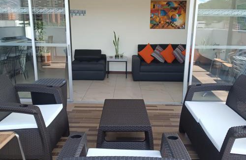 Suramericana Apartment | Vista al cielo y a las montañas de Medellín