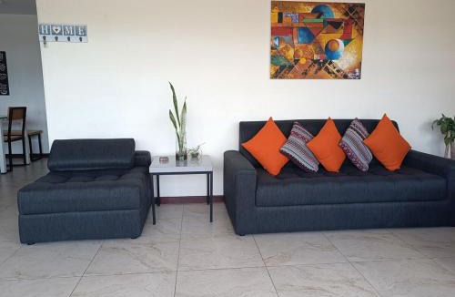 Suramericana Apartment | Vista al cielo y a las montañas de Medellín