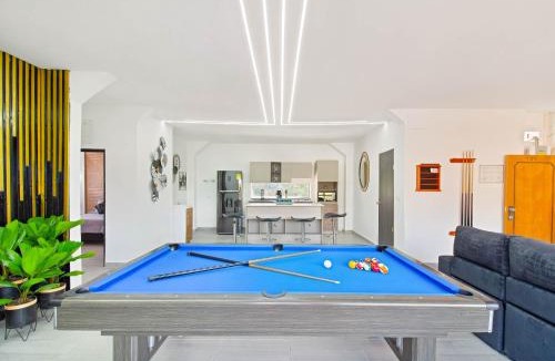 Zona Rosa Apartment | 2 bedroom top floor with pool table, 1 block from Lleras park p9