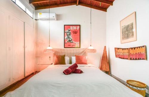La America House | Bright Colonial 5BR House with Balcony
