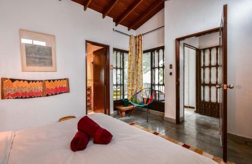 La America House | Bright Colonial 5BR House with Balcony
