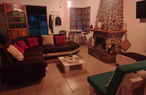 Medellin House | Casa Rustica con chimenea en su interior, rodeado de los cuatro elementos tierra, fuego, aire y agua, ubicada en sector tranquilo, para descansar en familia o amigos,