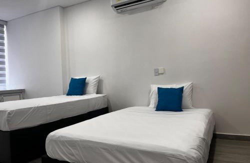 El Laguito Apartment | Apt luxury wifi AC pool at Cartagena