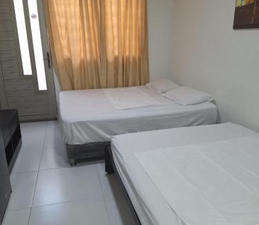 Urbanizacion Eliana House | Amplia habitación independiente a 2 cuadras de la playa y el aeropuerto