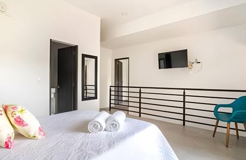 Honda House | Apto con balcón vista amanecer