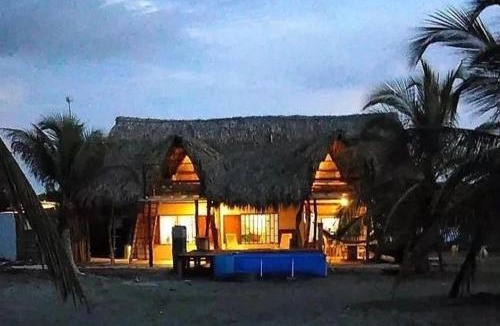 San Bernardo del Viento House | Coco y arena cabaña frente al mar, lejos del turismo y cerca a los manglares