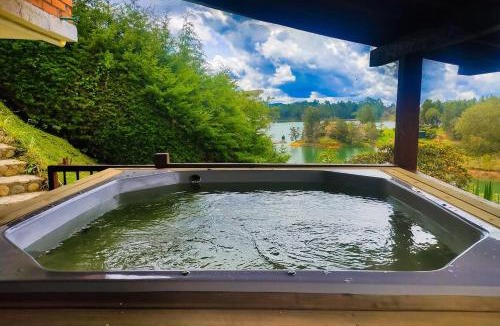 Guatape Villa | Finca VIP de lujo privada, jacuzzi y paz cerca de la piedra de Guatape