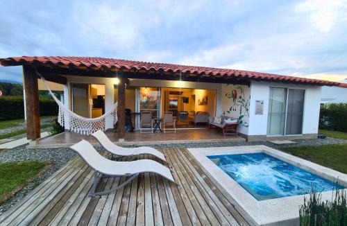 Armenia House | Casa Campestre en zona exclusiva con Jacuzzi, a 10 min del aeropuerto, 20 min parque del café, WiFi, parqueadero privado, vigilancia 24 hrs y amplias zonas sociales