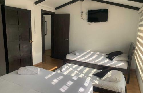 Modelia House | Casa Colonial la Esperanza, cerca al Aeropuerto el Dorado- familiar