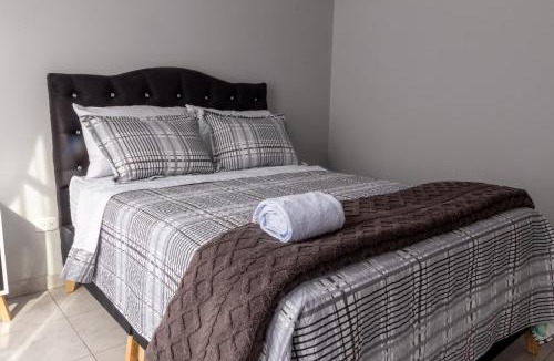 Calle 26 Hotel | Habitación Privada en Kzona, Cerca al aeropuerto, Ideal para Escalas y Trámites