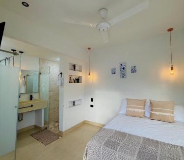 Puerto Triunfo House | Santorini Colombiano - Cabaña Villa Jardín - Aldea Doradal